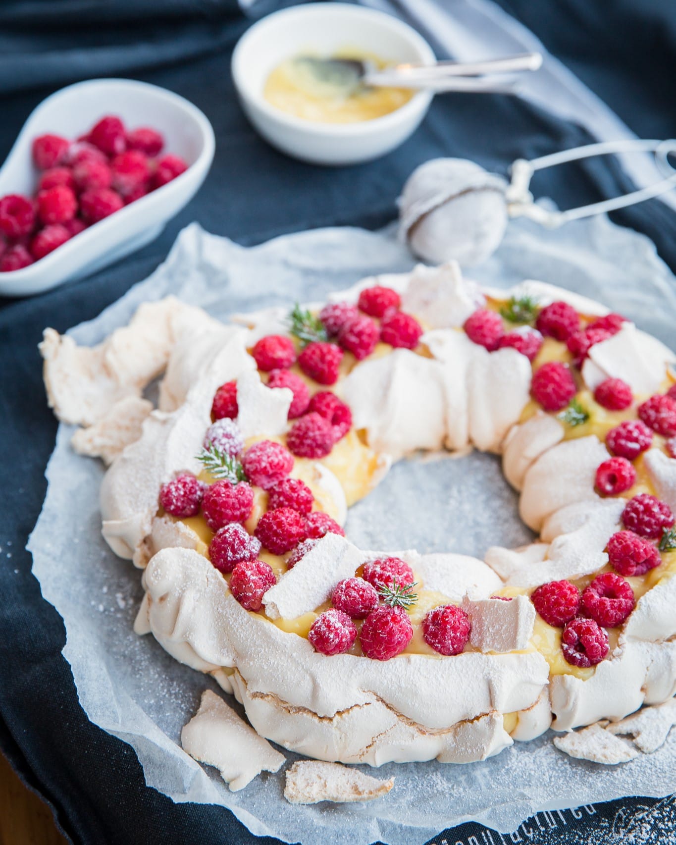 Pavlova sidrunikreemi ja vaarikatega