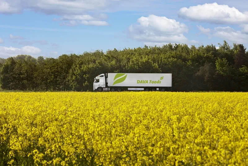 DAVA Foodsi veoauto rapsipõllu ääres